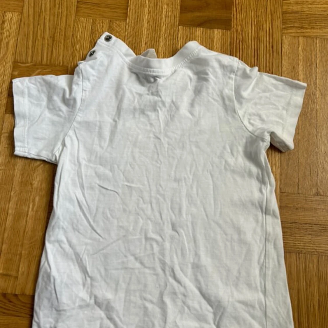 Vit t-shirt med tryckknappar H&M - 4