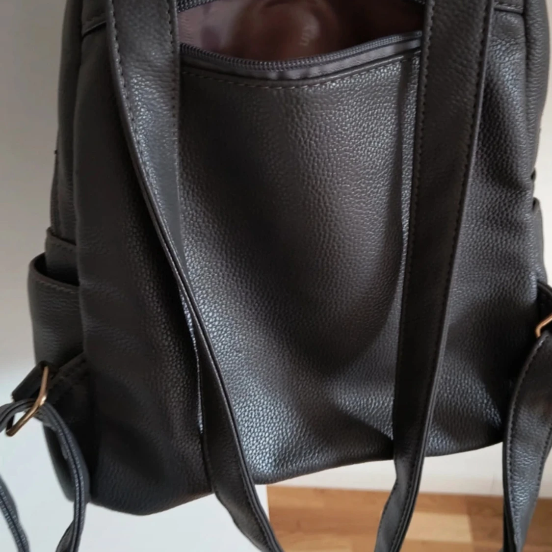 Grå ryggsäck i skinnimitation - 3