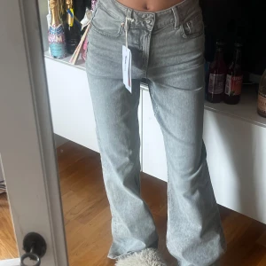 Grå wide jeans från Gina Tricot - Säljer ett par ljusgrå comfy wide jeans från Gina Tricot med prislapp kvar 