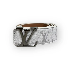 Louis Vuitton Bälte  - Helt nytt aldrig använt. Storlek 110cm. Kan frakta eller mötas i Stockholm. Postar inom 24 timmar 