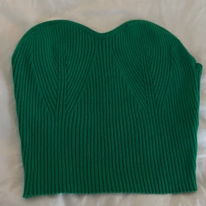 Stickad topp - Snygg grön stickad topp. Toppen är mycket stretchig så den passar typ alla storlekar.