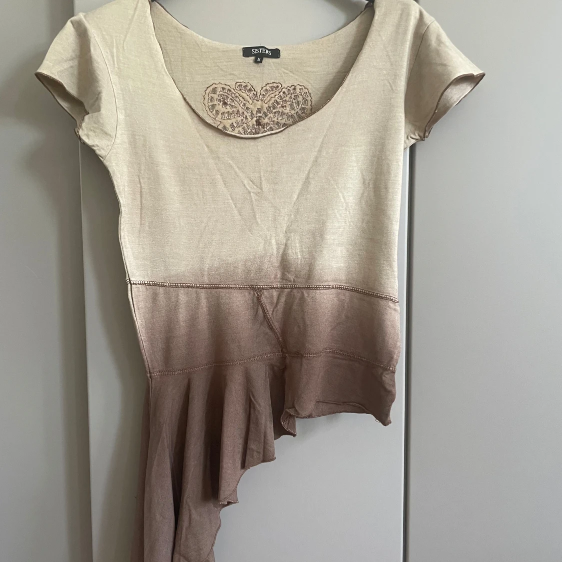 Beige och brun asymmetrisk topp Sisters