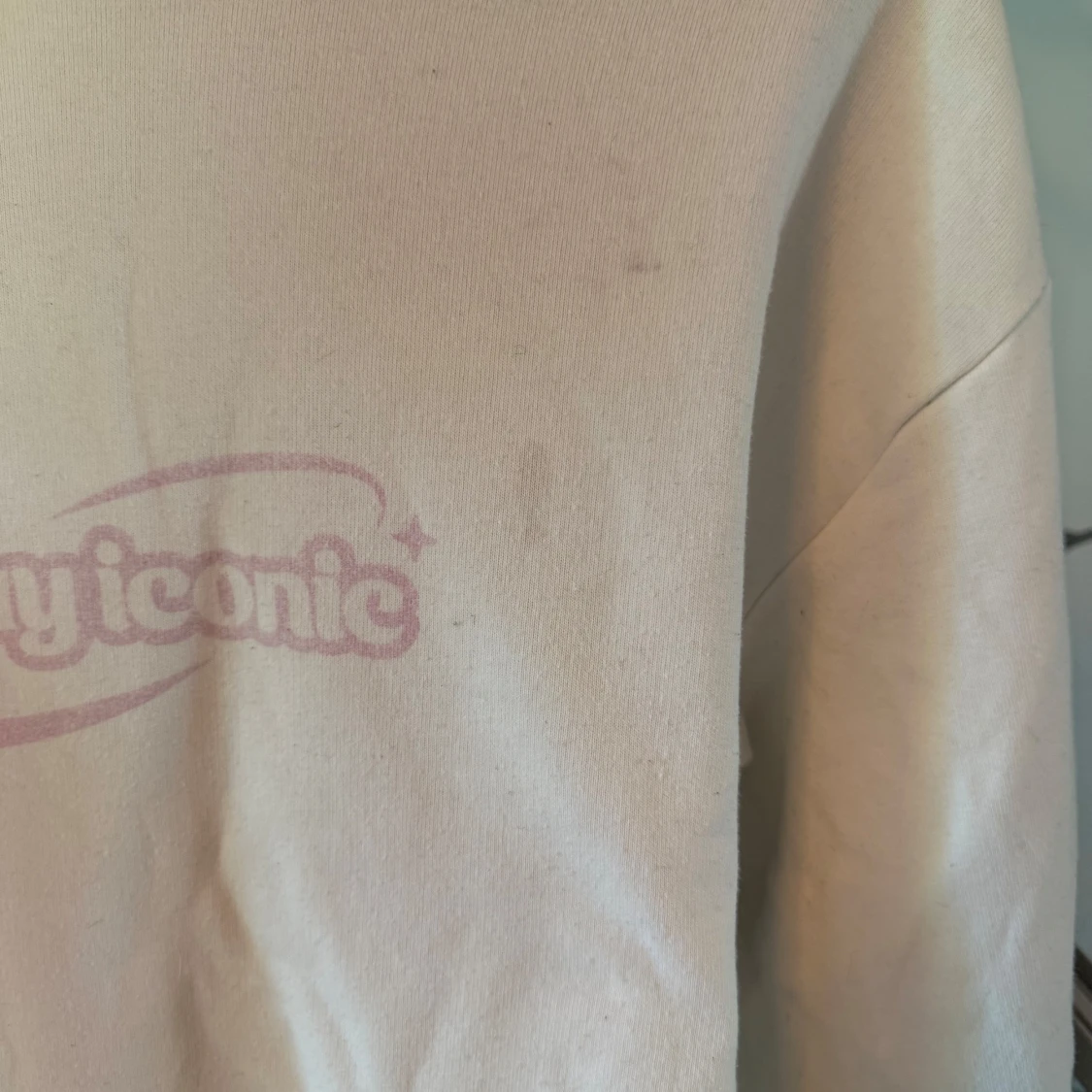 Vit sweatshirt med rosa tryck - 2