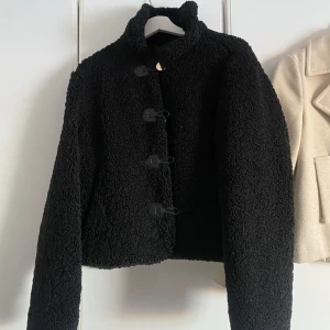 Svart teddyjacka från zara💕 - Svart teddy jacka från zara, använd få gånger, nytt skick✨