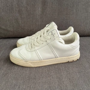 Valentino flycrew vita - Tjena, säljer nu dessa riktigt snygga valentino flycrewsen i använt skick, alla nitar är kvar (2 är replacment nitar) endast skorna ingår, hör av er vid frågor och funderingar🙌🤝