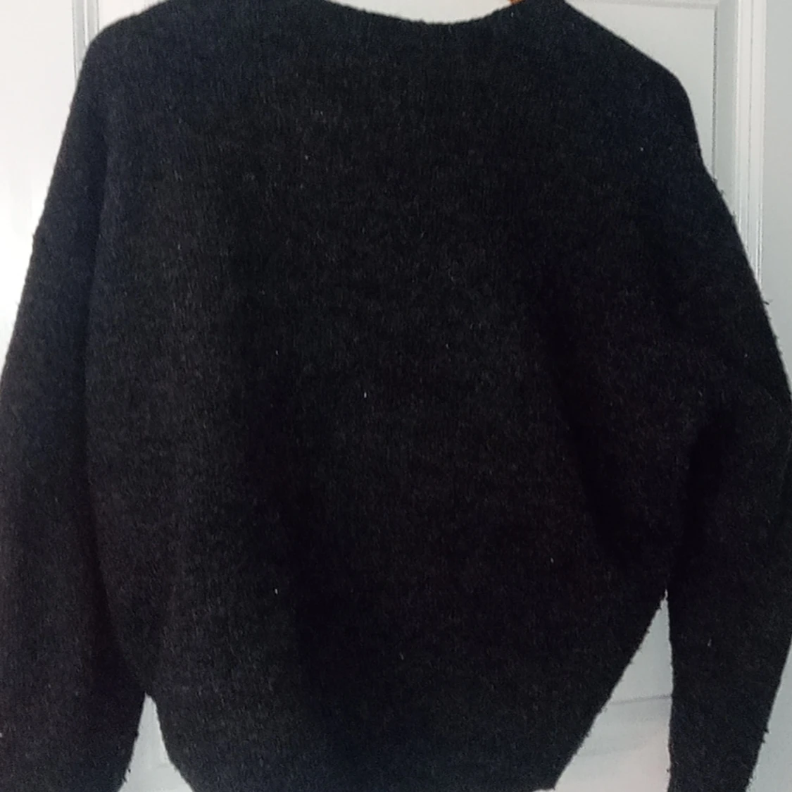 Mörkgrå stickad tröja med vita pärlor - 1