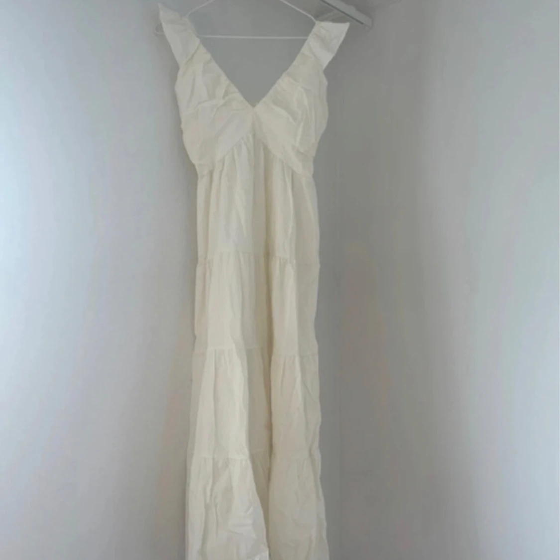 Vit långklänning med volangärmar