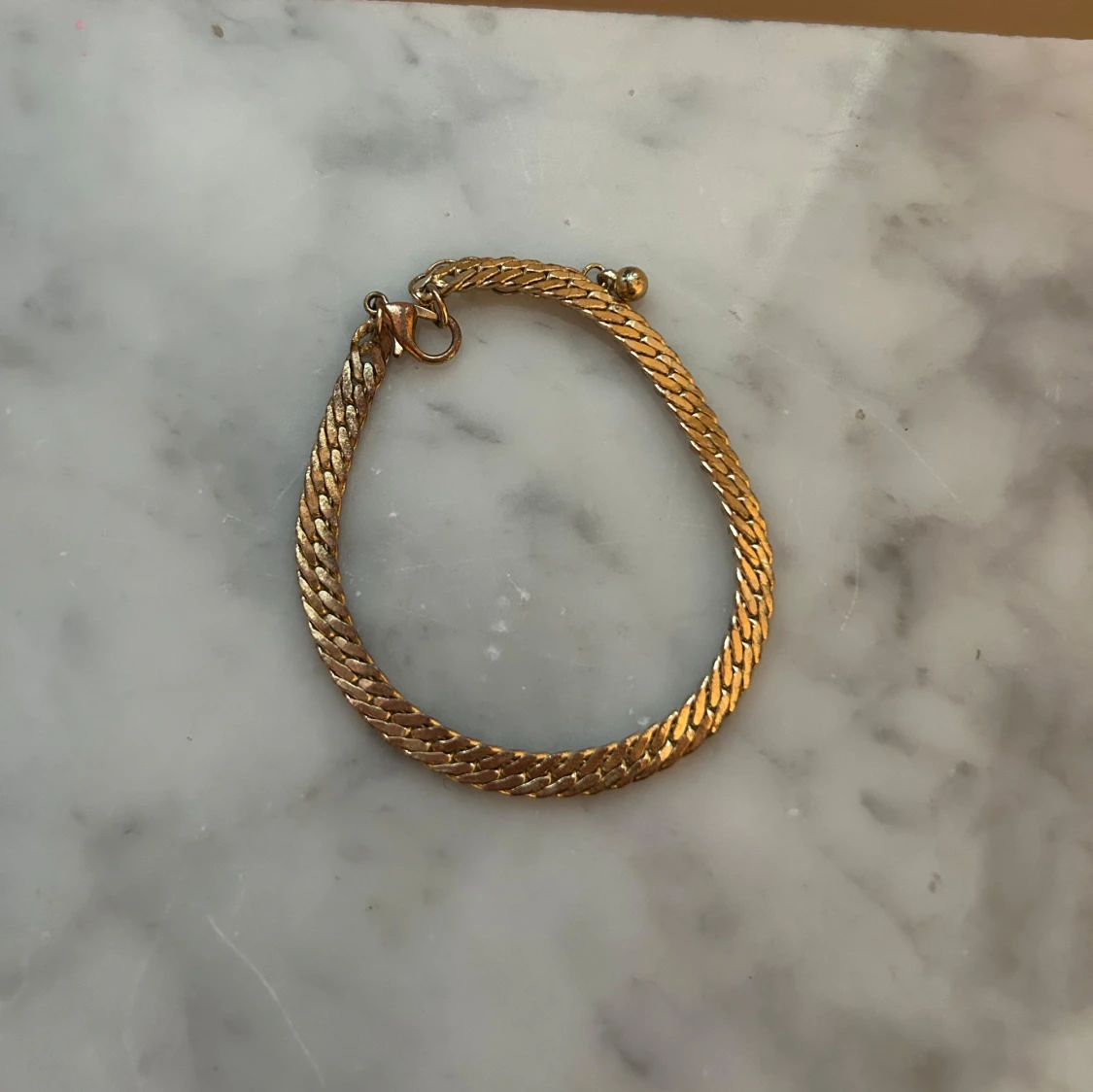 Guldigt kedjearmband