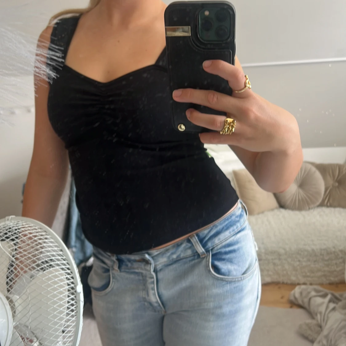 Svart ärmlös topp med spetsdetaljer - 1