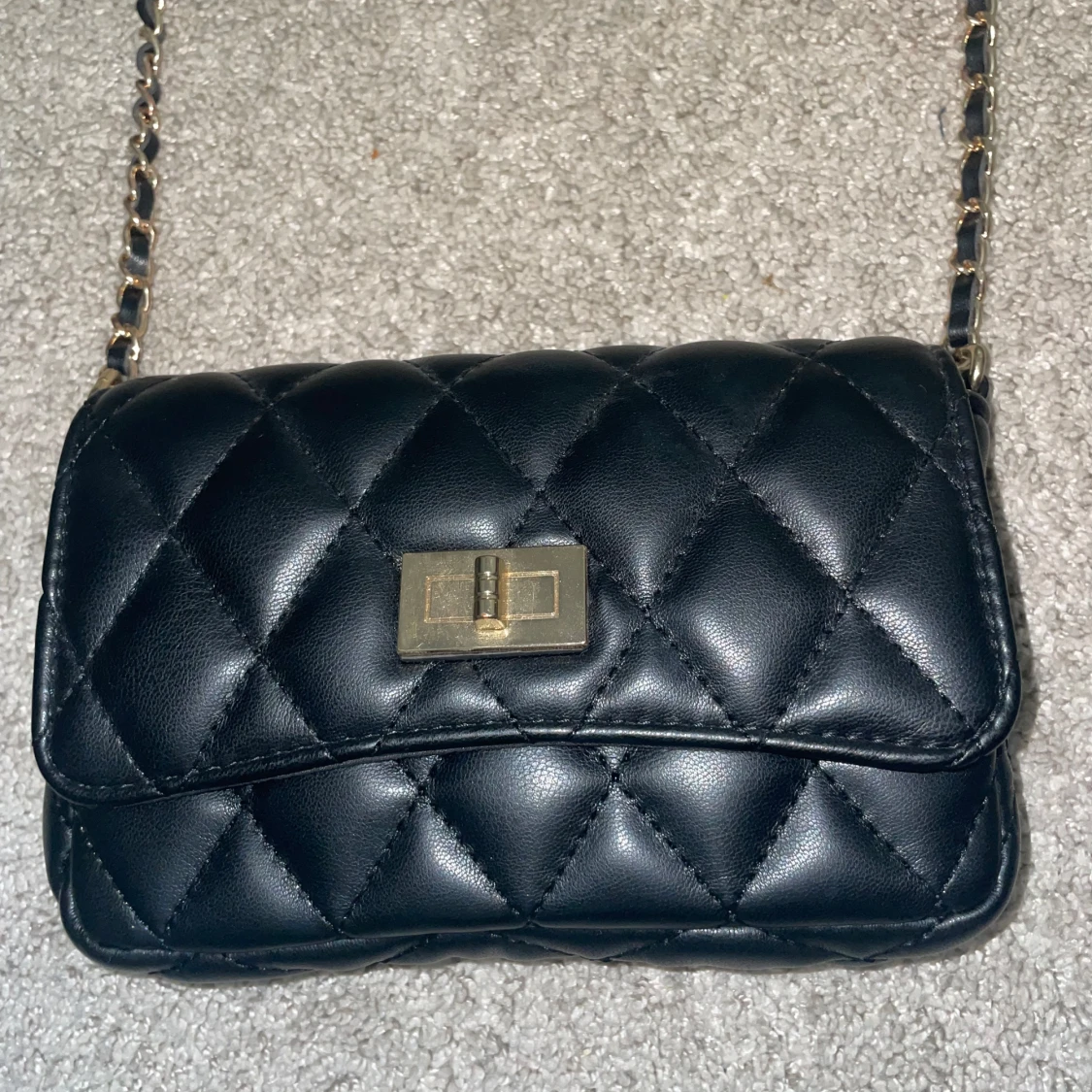 Svart quiltad axelväska med kedja - 1
