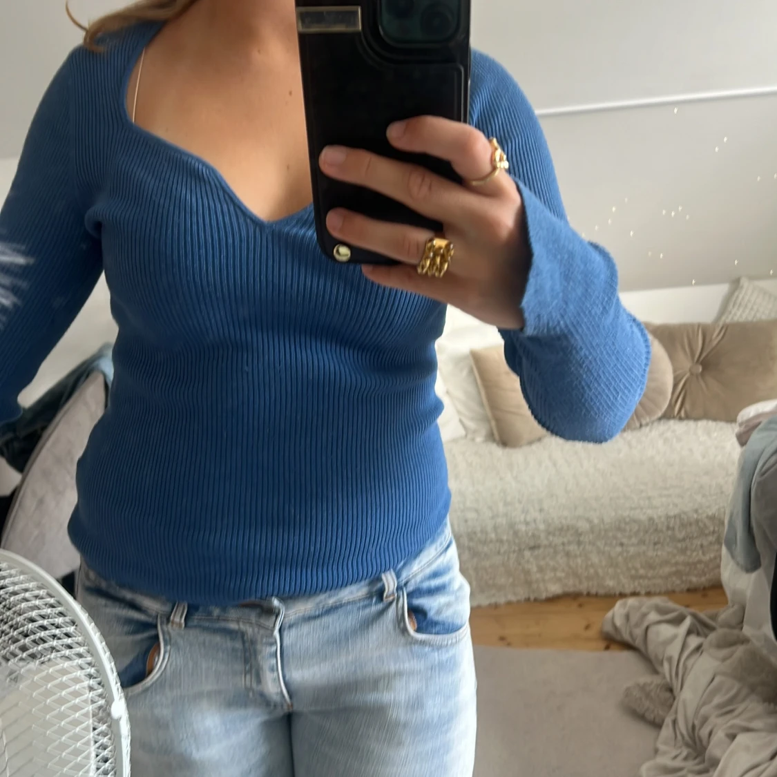 Blå ribbad stickad tröja med v-ringning - 1