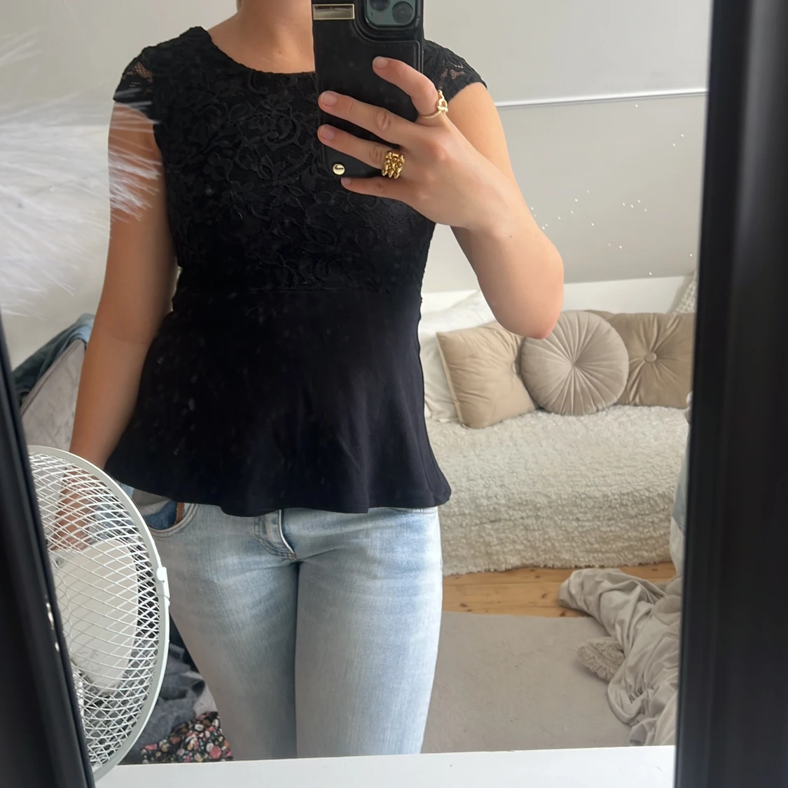 Svart spetsblus med volang