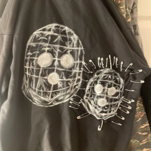 Svart DÖD MARK hoodie zip up  - En svart zip up sitter om en M och är fett cool, tycker jag har gjort ett riktig bra jobb, sjukt ball och unik!!!!