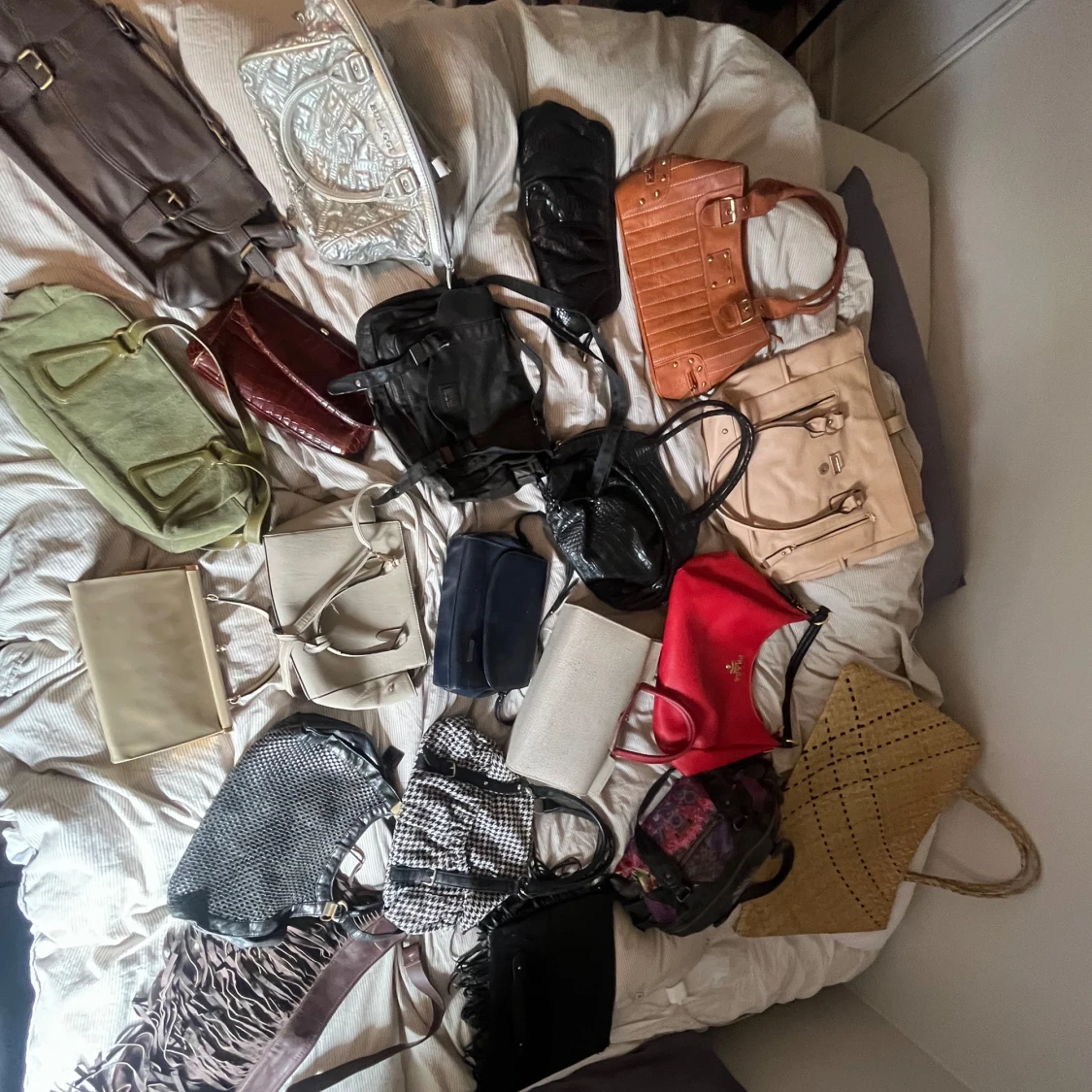 Samling av trendiga väskor i olika stilar - 4