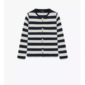 Randig kofta med guldknappar - INTRESSEKOLL!! Snygg kofta med  marinblå och vita ränder. Tröjan har guldiga knappar framtill. Knappt använd 💕