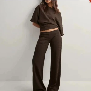 Brunt Nelly sett i storlek s  - Säljer detta populära Nelly sett i brunt hela settet är i storlek s.