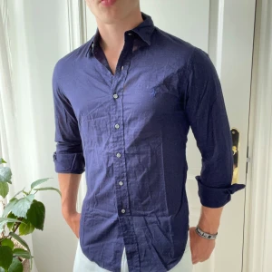 Ralph Lauren skjorta  - Har ett unikt mönster som är väldigt snyggt! Du ser det lite tydligare på dom sista bilderna. Inga defekter alls! Modellen är 180,75 kg och bär S slim fit! ✌️