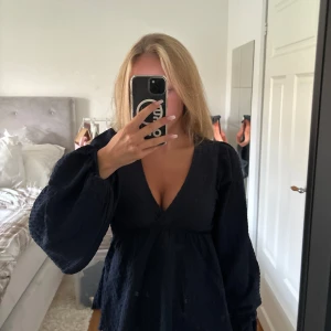 Marinblå blus från Nelly - Fin marinblå blus från Nelly med V-ringning och luftiga armar! I storlek 32, aldrig använt. Original pris är 300 kr. 