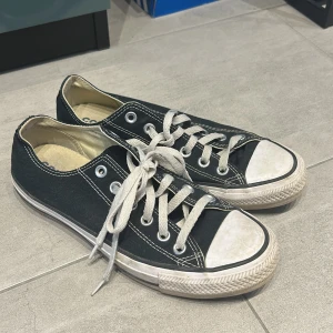 Svarta Converse - Tvär snygga converse som ej används längre! Preics som nya fast använda ett par gånger. Pris kan diskuteras.