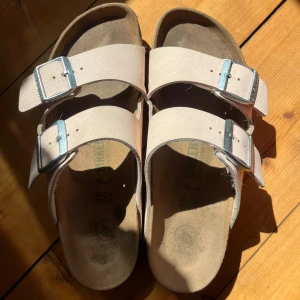 Rosa Birkenstock  - Jättefina rosa sandaler från Birkenstock med två remmar och silvriga spännen. Köpta i juni så inte använda alls mycket, så de är i mycket bra och fint skick🥰