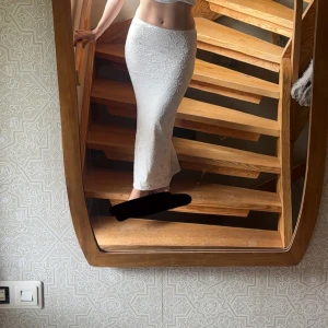 Vit långkjol med spets och slits -  vit långkjol med smal passform och vacker spetsstruktur. Kjolen har en diskret slits på sidan som ger extra rörelsefrihet. Storlek S, köpt från SHEIN i ett set och endast testad. 😊