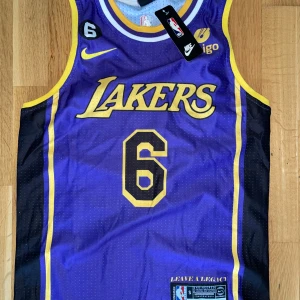 Lakers James 6 storlek S - Storlek S. Fin replika. Helt ny och oanvänd. Pris: 349:-. Skickas direk inom 24h