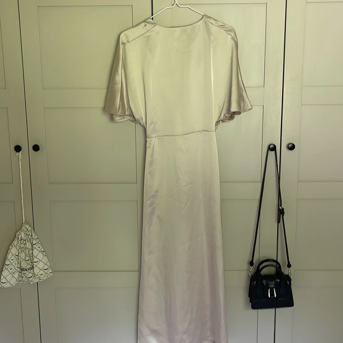 Champagnefärgad långklänning i satin - 1