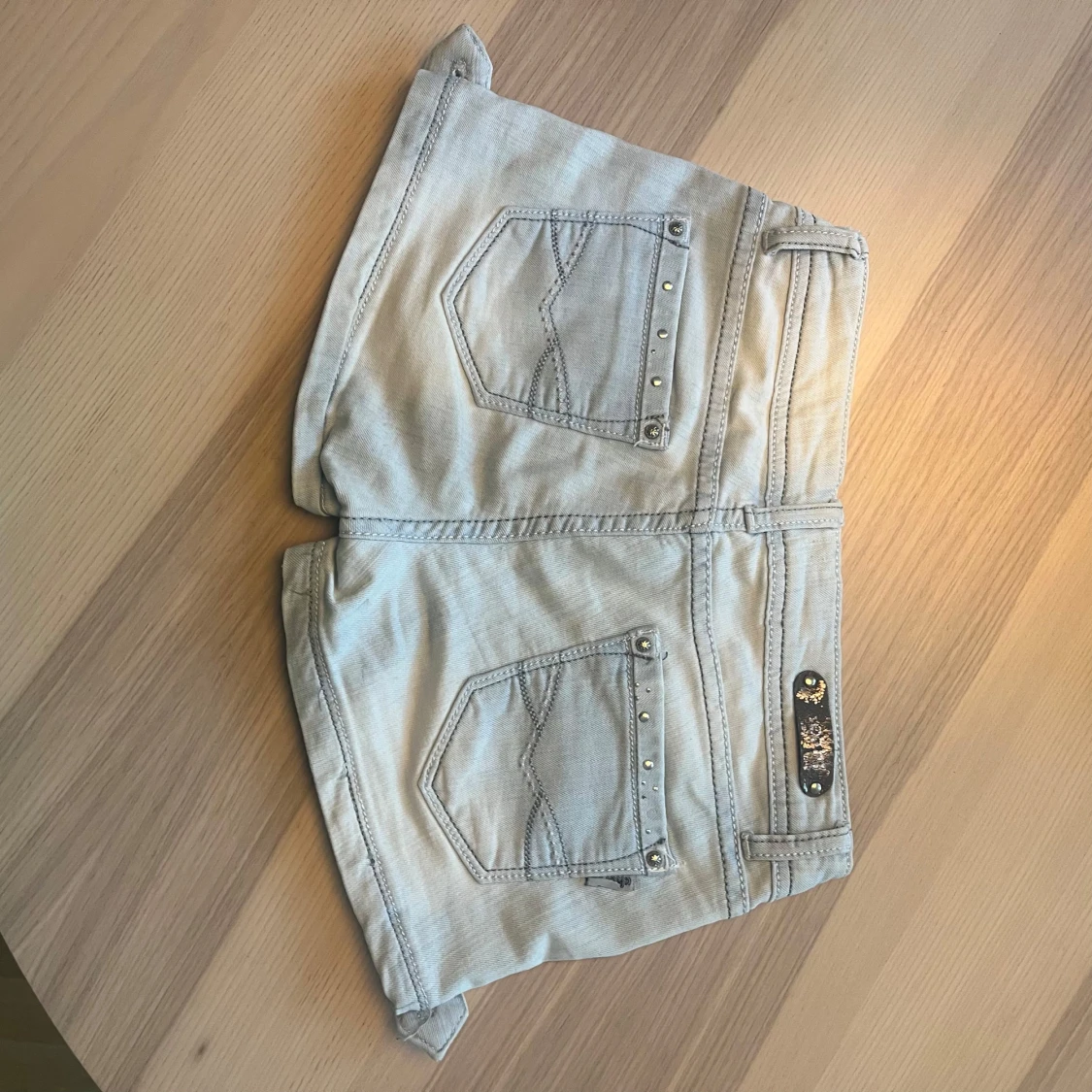Ljusblåa jeansshorts från Cherri - 1