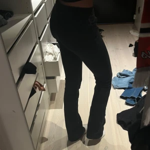 Svarta lowwaist bootcut jeans - Säljer ett par svarta jeans från Only med bootcut-modell och låg midja. Dem är knappt använda och säljer då jag redan beställde dem i en för kort storlek (jag är 174 cm och har 84 cm innerbenslängd). Orginal pris 500kr. 