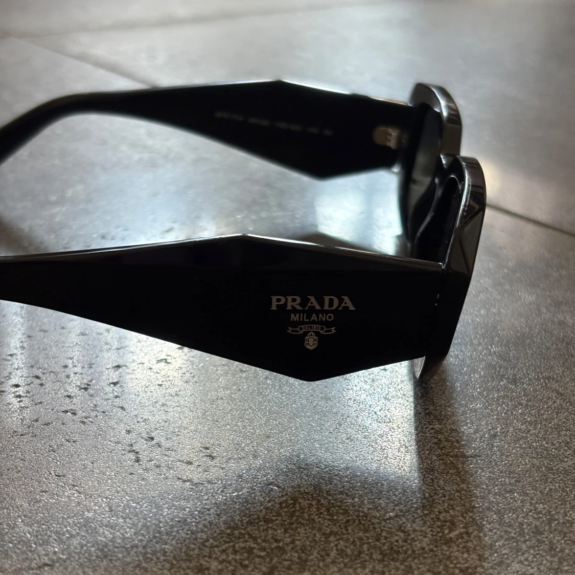 Svarta solglasögon från Prada - 2