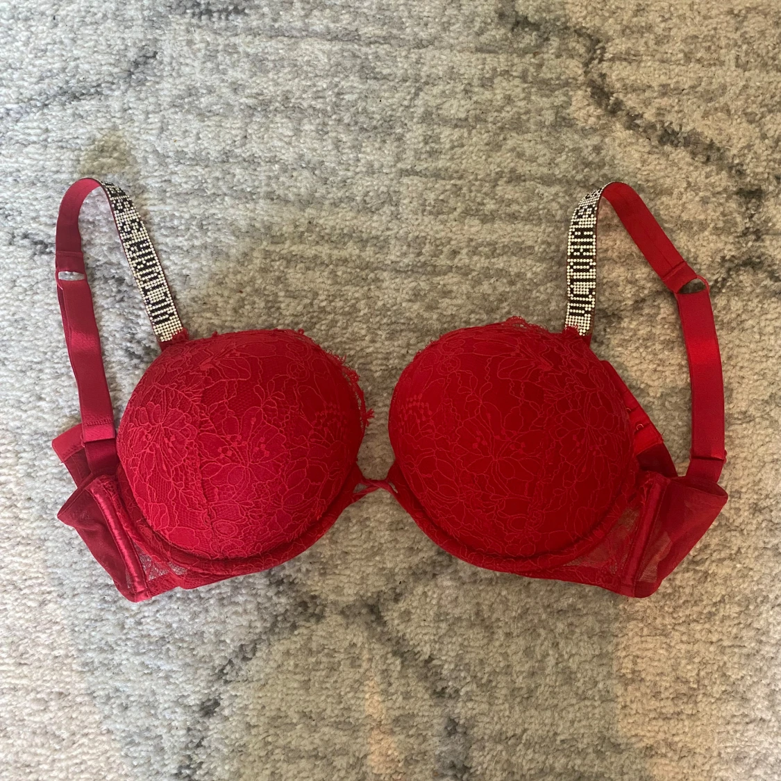 Röd spets-bh med strassband från Victoria's Secret