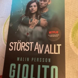Störst av allt - En spännande bok som inspirerat en Netflix-serie! Omslaget visar ett krossat glas och två personer i en dramatisk omfamning. Perfekt för dig som gillar intensiva berättelser och vill läsa boken bakom succéserien.