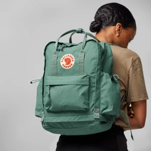 Grön Fjällräven Kånken ryggsäck - Säljer min HELT NYA Kånken Outlong i frost green färg. (P.g.a. dubbla köp) En ny medlem i Kånken-familjen – en lite rymligare version av allas vår favoritryggsäck. Förutom det klassiska Vinylon-tyget, frontfickan och Kånken-estetiken har Kånken Outlong ett blixtlåsförsett fack i botten, stora sidofickor och fästpunkter för band som kan användas för cykellampor eller andra föremål. Fodralfickan i huvudfacket har en vadderad bas för en bärbar dator.  Producerad utan PFAS. Nypris 2299kr. Se bilder.