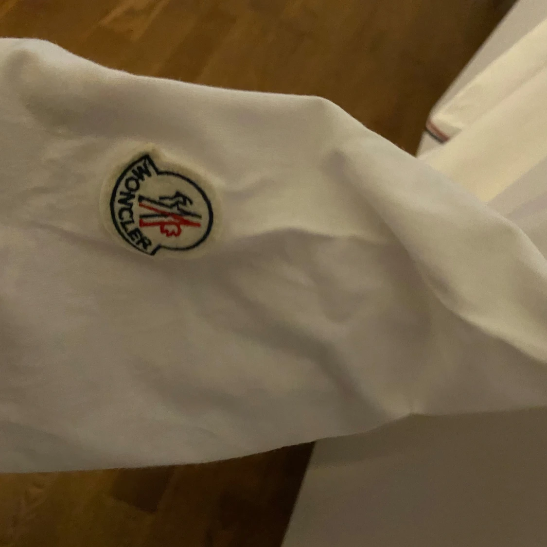 Vit Moncler t-shirt med rödblå detaljer - 1