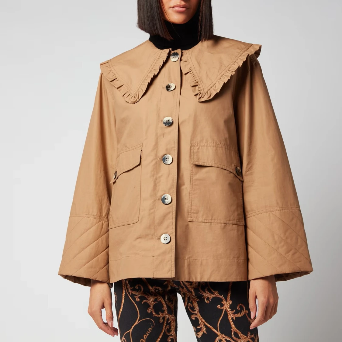 Beige Ganni trenchcoat med volangkrage!!