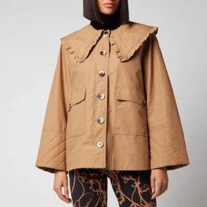 Beige Ganni trenchcoat med volangkrage!! - Intressekoll på denna superfina och trendiga trenchcoaten från Ganni. I använt skick men ingenting som märks av på jackan. Jackan är hel och ren:) kontakta för mer bilder💞