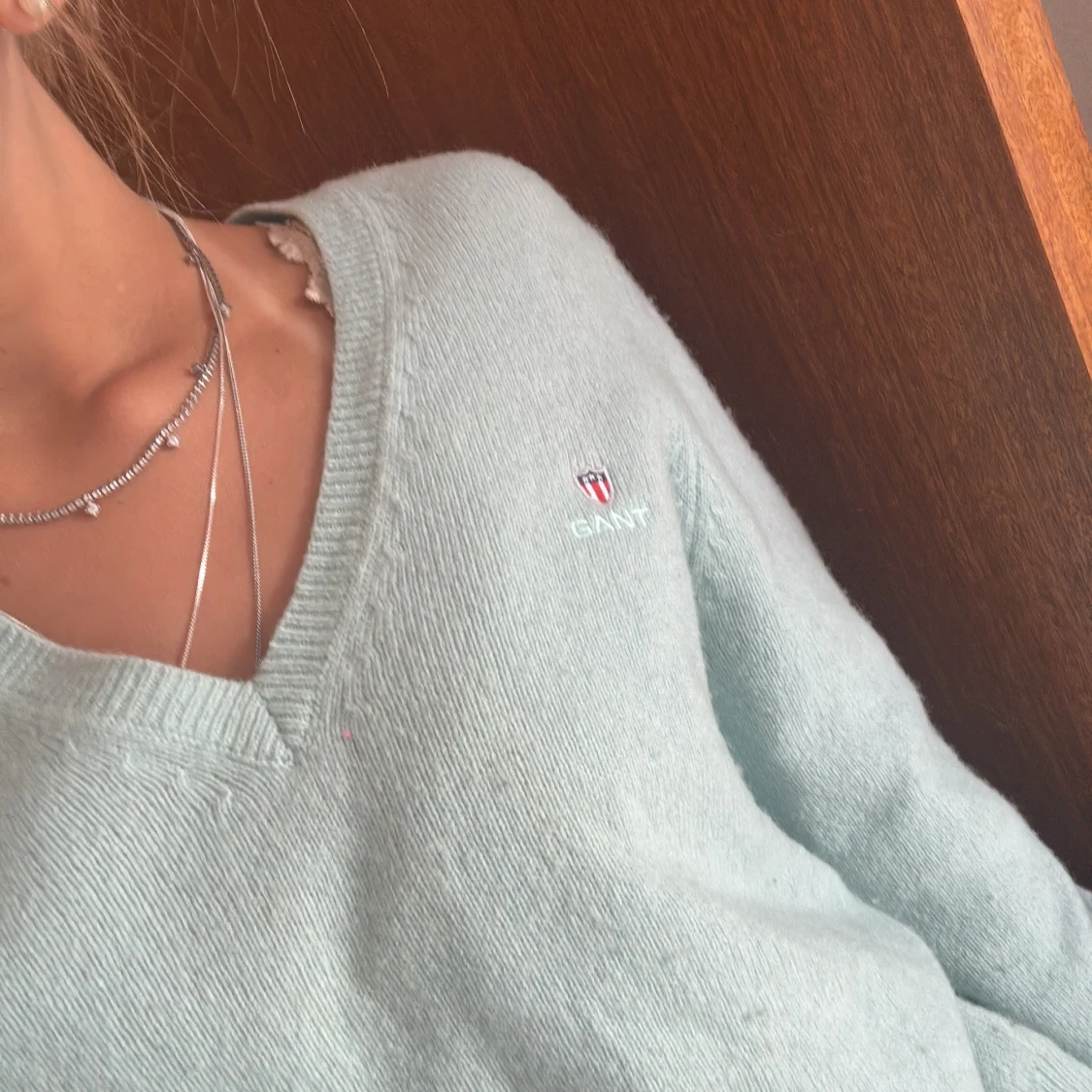 Ljusblå v-ringad tröja från GANT - 1