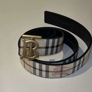 BB Bälte  - En beige sida och en svart helt ny intreserad-> dm