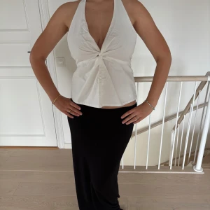 Halterneck topp - Vit halterneck topp med v-ringning och knytband i ryggen. Toppen har omlott-detalj framtill och öppen rygg. Passar M-L💓
