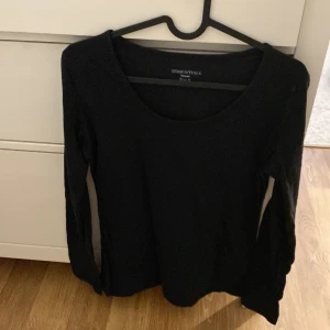långärmad svart tröja - en långärmad svart tröja, inga fläckar o passar bra till de mesta, skulle nog säga att den är lite större en s och egentligen är m