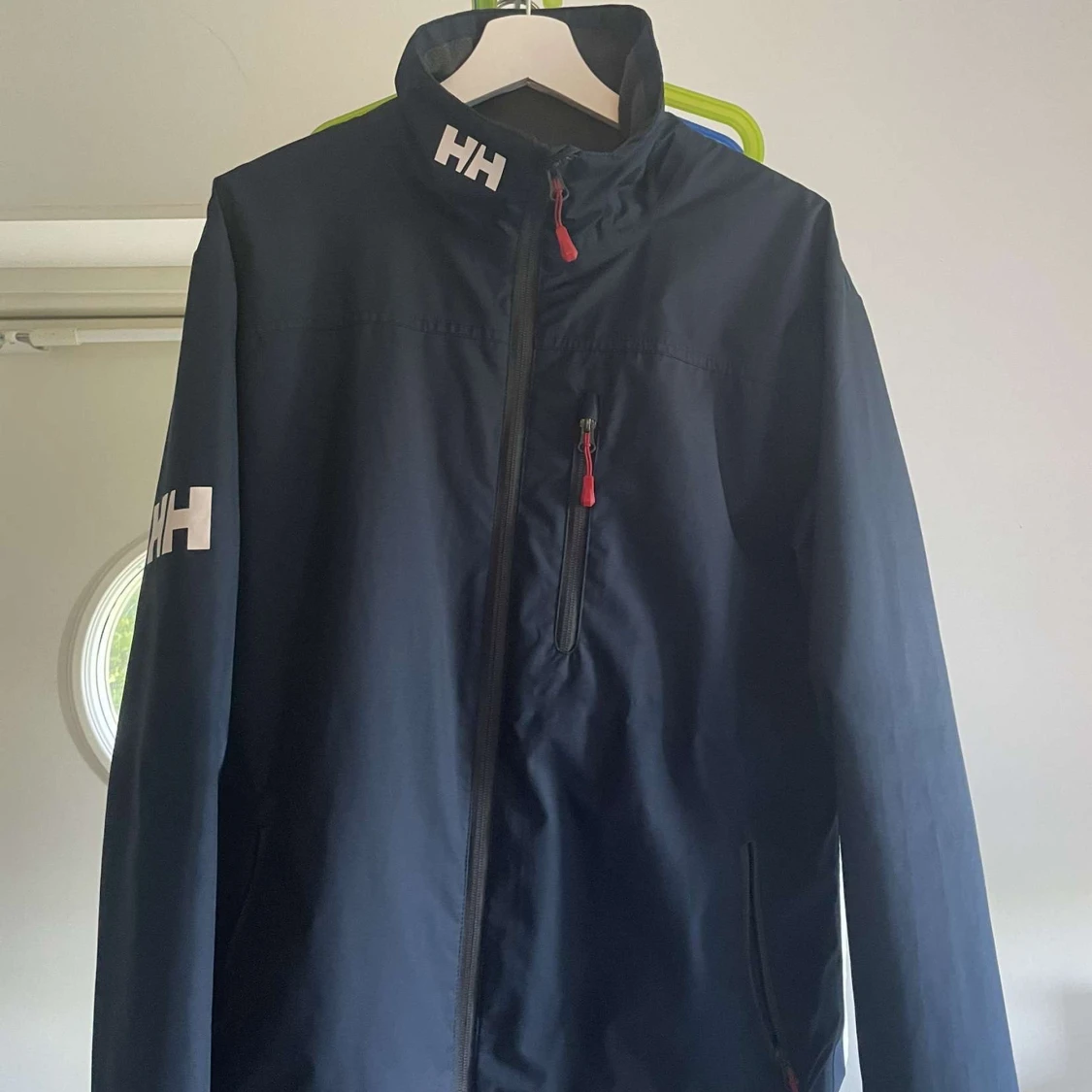 Mörkblå vindjacka från Helly Hansen