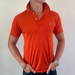 Lacoste piké  - En as schysst piké  från Lacoste. Storlek Xs men sitter som S. modellen på bilden är ca 182 cm. Fint skick, köp för endast 349kr.  