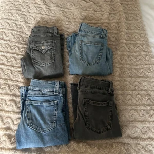 Bootcut jeans i grått och blått - Fyra par bootcut jeans i olika tvättar – två par i ljusblå denim och två par i mörkgrått. Klassisk femficksmodell med låg midja och utsvängda ben. Snygga detaljer på bakfickorna och slitningar som ger en cool, avslappnad vibe. Perfekta till sneakers eller boots.