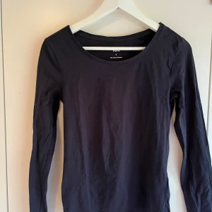 Säljer två långärmade tröjor - Säljer två långärmade tröjor. En i mörkblå färg och en i röd. Den röda är i storlek xs och den märkblåa är i storlek s. De är använda endast en gång innan. 