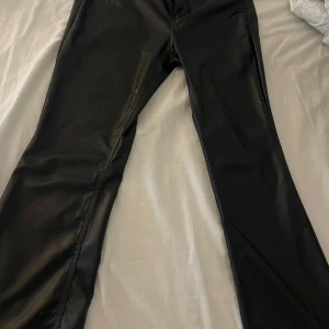 Skinnbyxor bootcut - Säljer dessa superrrr snygga skinn/lack byxor från H&M sitter så snyggt på och aldrig använda! Jag är 173 och dom är perfekt längd för mig💕