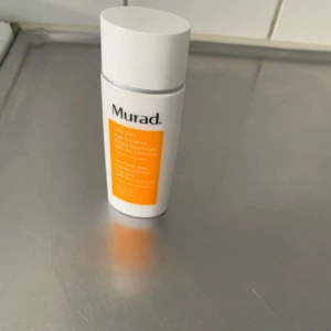 Murad City Skin Age Defense SPF 50 - Murad City Skin Age Defense är en mineralbaserad solskyddskräm för ansiktet med SPF 50 och PA++++. Kommer i en vit plastflaska med orange etikett och rymmer 50 ml. Skyddar mot UVA/UVB och miljöföroreningar, perfekt för dig som vill ha ett extra skydd i stan. Använt en gång. Annars är den nyköpt!! Perfekt till porer! Denna suddade mina acnen :) utgångsdatum ute! 