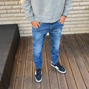 Replay jeans - Snygga replay jeans med snygg tvätt! Size 32 sitter slim och långa. Bara att höra av dig om du har frågor eller funderingar 🤩