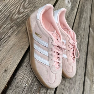Adidas Gazelle rosa sneakers mocka - Säljer ett par Adidas Gazelle sneakers i ljusrosa mocka. Köpte nu i våras men använt ca 5 gånger. Kommer ej till användning. Nypris: 1345kr💞🫰