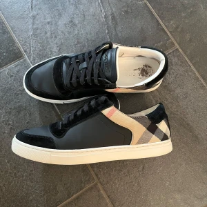 Burberry skor - Burberry skor i fint skick. Storlek 41. Tyvärr medföljer ingen box, endast skorna. Skriv gärna vid funderingar 