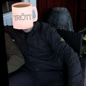 Svart jacka från Stone Island - Säljer en svart jacka från Stone Island med klassisk patch på ärmen. Jackan är i nyskick och kvitto finns. 